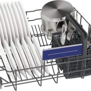 Le lave-vaisselle SIEMENS SN63E800VE a son panier ouvert, montrant les assiettes, les casseroles et les ustensiles bien rangés à l'intérieur.