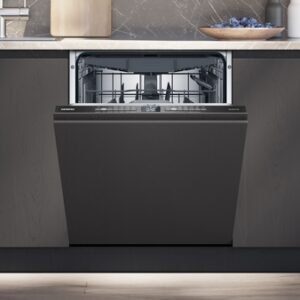 Un lave-vaisselle encastrable SIEMENS SN63E800VE avec la porte ouverte, installé dans une cuisine moderne avec des armoires sombres et un comptoir en marbre.