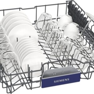 Ouvrez le panier du lave-vaisselle SIEMENS SN63E800VE rempli d'assiettes, de verres, de tasses et d'ustensiles bien rangés dans les emplacements prévus à cet effet.