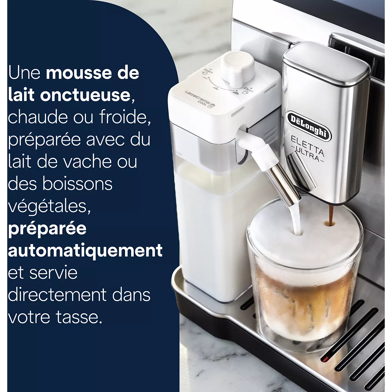 La machine à café DELONGHI ELETTA EXPLORE ECAM470.85.MB crée une boisson lactée mousseuse, distribuant une mousse onctueuse dans un verre transparent.