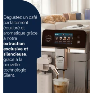 Une machine à café DELONGHI ELETTA EXPLORE ECAM470.85.MB prépare du café dans un salon moderne pendant que quelqu'un se détend sur le canapé.