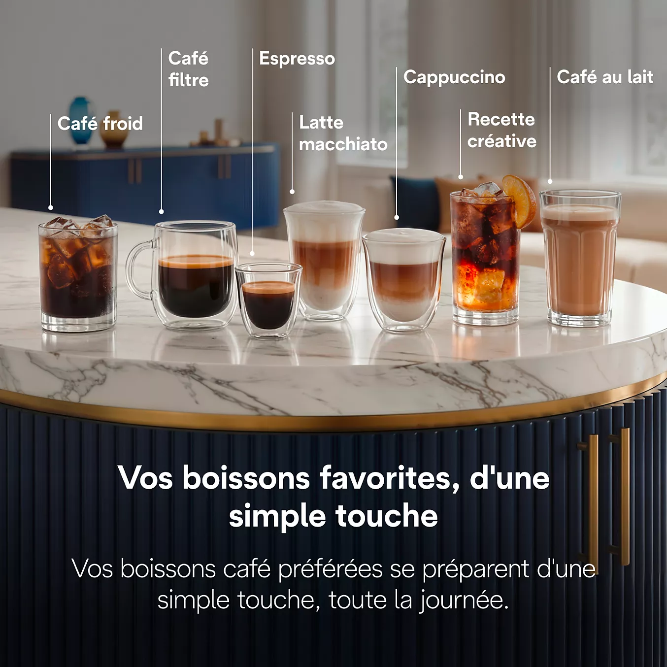 Six boissons au café dans des verres transparents, chacune étiquetée en français, sont disposées sur un comptoir en marbre. Toutes ont été préparées avec la machine à café DELONGHI ELETTA EXPLORE ECAM470.85.MB.