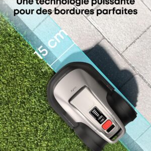 La tondeuse robot EUFY E15 tond l'herbe avec précision le long d'un trottoir, en laissant une bordure de 15 cm, avec le texte français affiché ci-dessus.