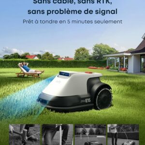 Le robot tondeuse EUFY E15 tond l'herbe pendant qu'une personne se détend sur une chaise longue dans un jardin ensoleillé.