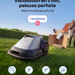 Un homme sourit tout en parlant au téléphone tandis qu'un robot de tonte EUFY E18 coupe la pelouse soigneusement taillée, son boîtier étant visible à proximité.