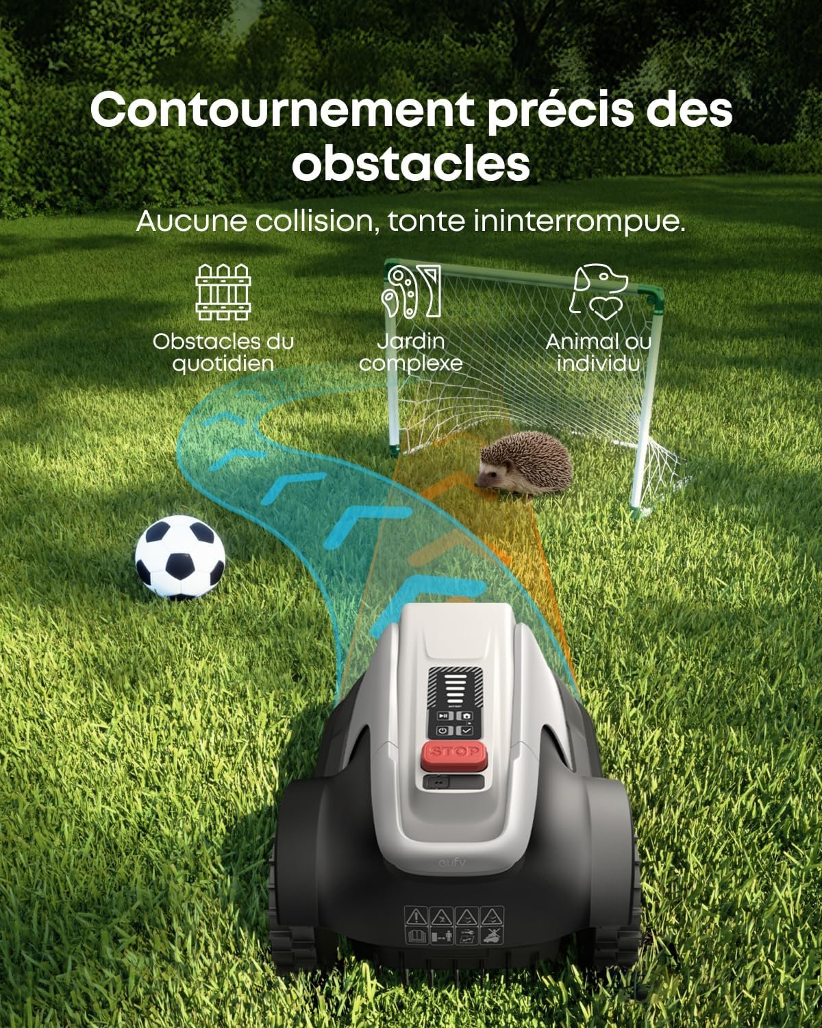 Le robot tondeuse EUFY E18 évite un ballon de football et un hérisson lors de la tonte de l'herbe, avec un texte en français affiché au-dessus.