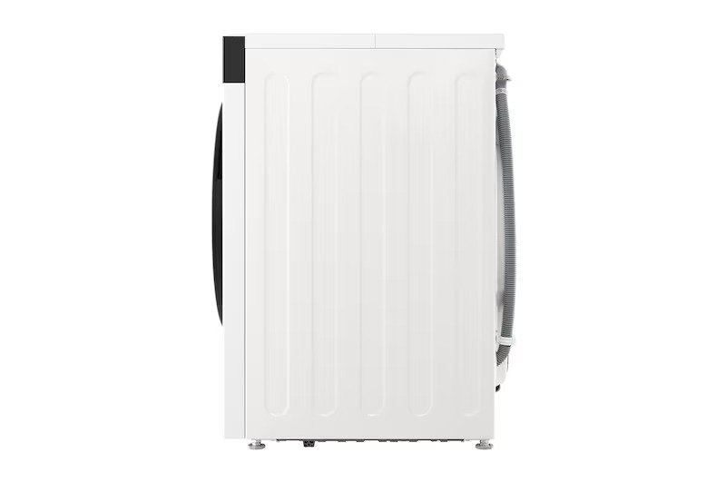 Vue latérale du lave-linge LG F94X58BWST en blanc, montrant le tuyau connecté à l'arrière.