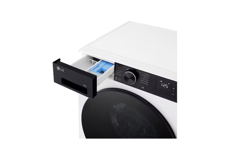 Gros plan du lave-linge à chargement frontal LG F94X58BWST avec son tiroir à détergent ouvert, montrant les compartiments séparés pour le détergent et l'assouplissant.