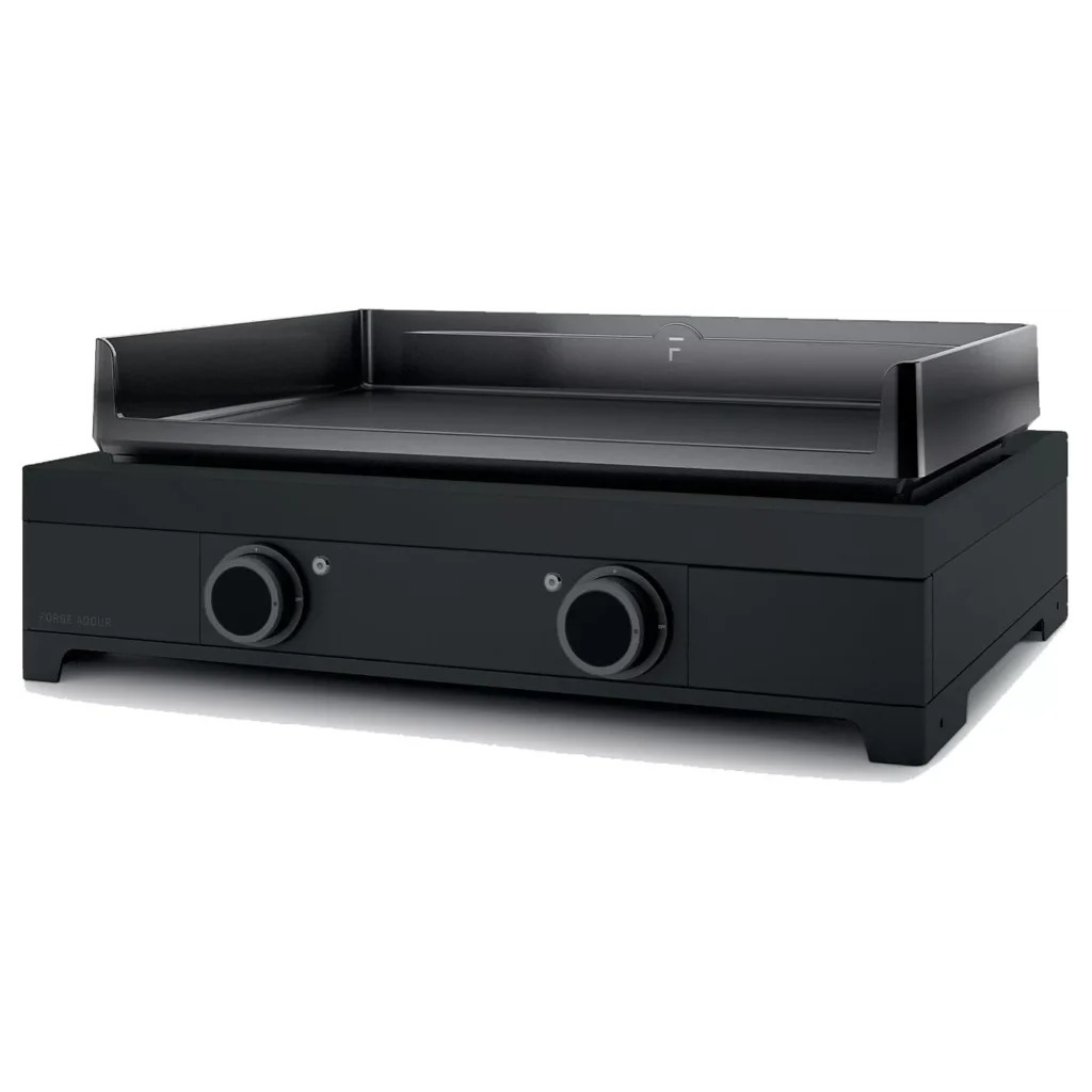 La FORGE ADOUR MODERN E60 AN est une plancha à gaz de table noire dotée de deux boutons de commande et d'une surface de cuisson à bords relevés, inspirée par le design épuré de la plancha originale.