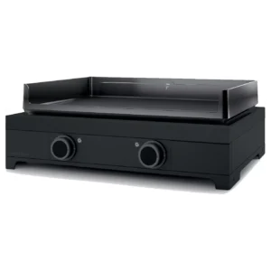 La FORGE ADOUR MODERN E60 AN est une plancha à gaz de table noire dotée de deux boutons de commande et d'une surface de cuisson à bords relevés, inspirée par le design épuré de la plancha originale.