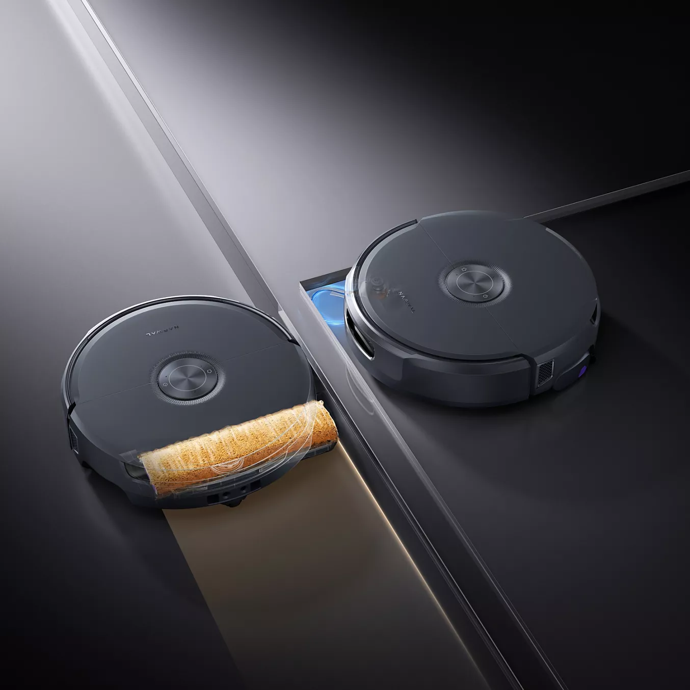 Le NARWAL FREO FLOW 2 et un autre aspirateur robot nettoient un sol sombre ; un modèle a un rouleau de brosse rotatif visible.