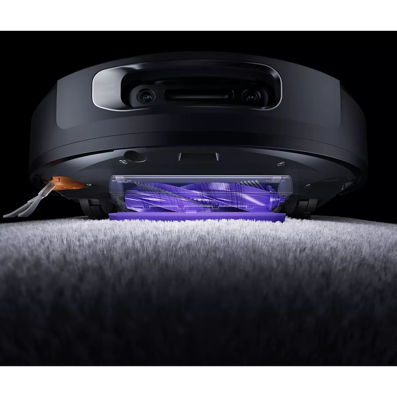 Gros plan sur l'aspirateur robot NARWAL FREO FLOW 2 qui se déplace sur une moquette, sa brosse bleue éclairant le sol.