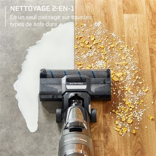 L'aspirateur ROWENTA GZ5035WO nettoie le lait et les céréales renversés sur les sols en bois et en carrelage ; un texte en français met en valeur sa fonction de nettoyage 2 en 1.