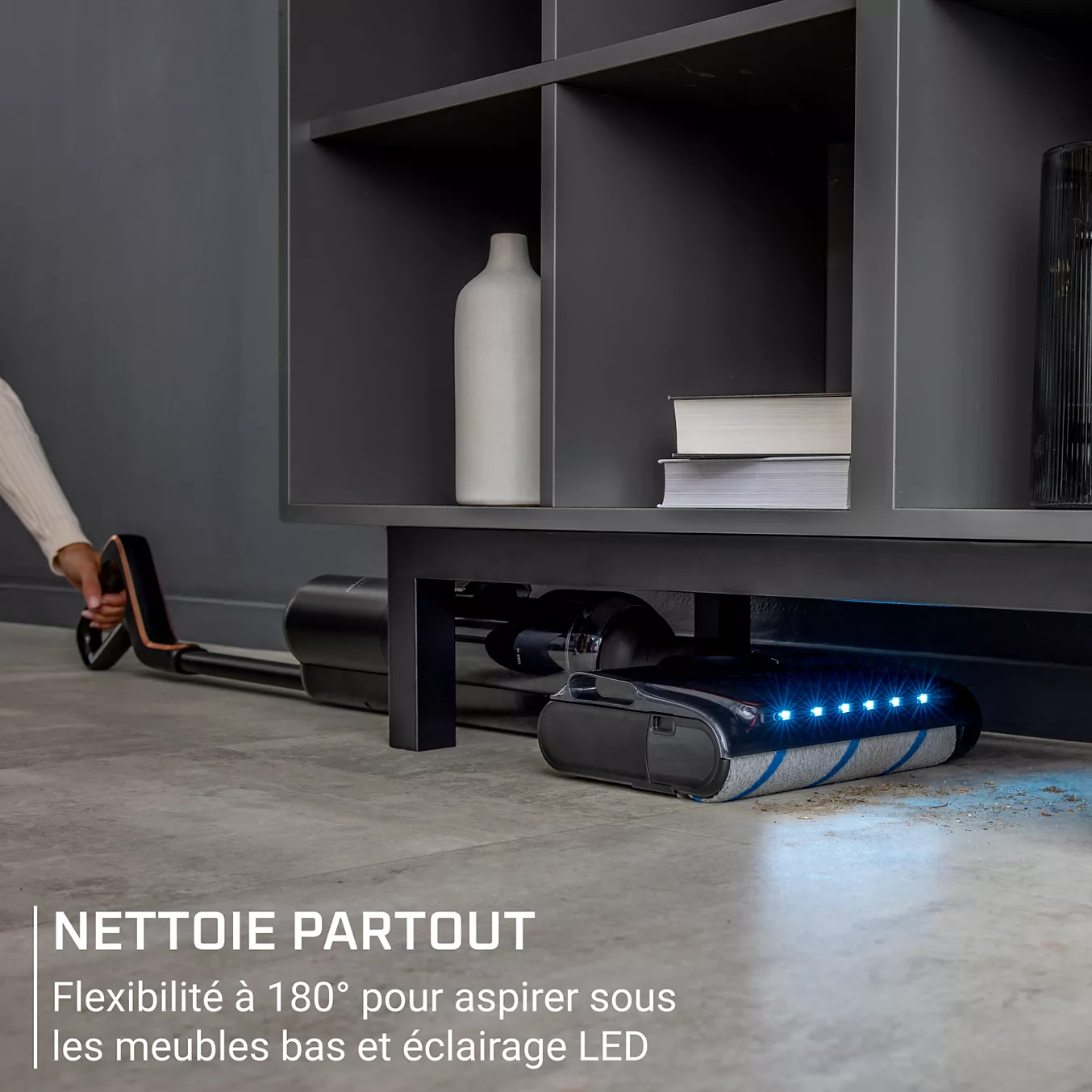 L'aspirateur ROWENTA GZ5736E0 est équipé d'un éclairage LED pour nettoyer sous les meubles bas. Le texte français met en avant sa flexibilité à 180° et son éclairage LED.