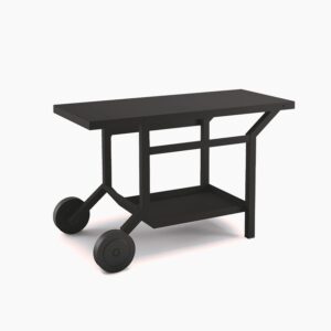 Le FORGE ADOUR TRA_N est un chariot utilitaire en métal noir doté de deux grandes roues, d'un plateau plat et d'une étagère inférieure, sur fond blanc.