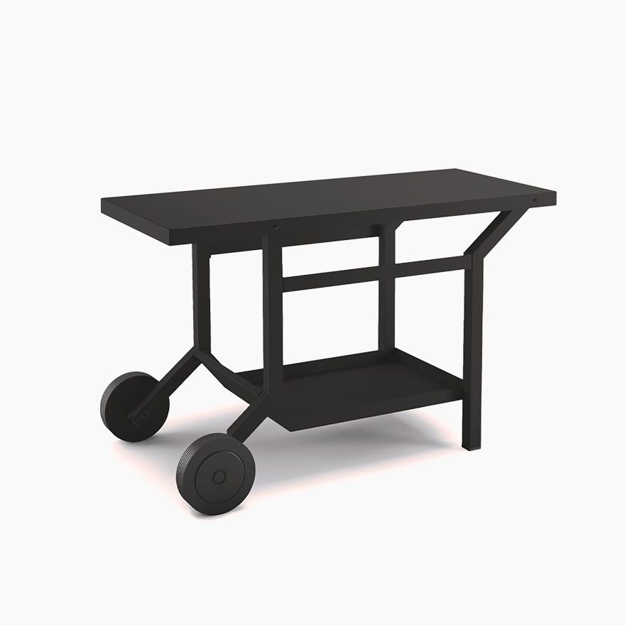 Le FORGE ADOUR TRA_N est un chariot utilitaire en métal noir doté de deux grandes roues, d'un plateau plat et d'une étagère inférieure, sur fond blanc.