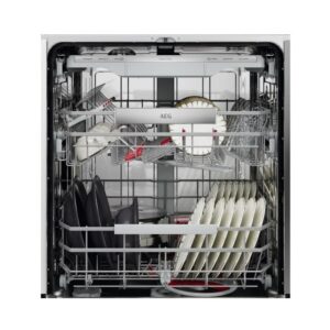 Ouvrez le lave-vaisselle AEG GI8200A2TC rempli d'assiettes, de bols, de tasses et d'ustensiles propres et bien rangés sur des supports, prêts à être rangés dans vos armoires.