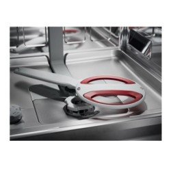 Des ciseaux de cuisine aux poignées rouges reposent dans le panier du lave-vaisselle, à côté du congélateur encastrable AEG GI8200A2TC.