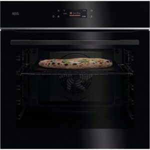 Une pizza cuit sur la grille centrale d'un four AEG TX7PB631SB, dont la porte noire élégante est légèrement entrouverte.