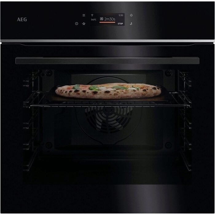Une pizza cuit sur la grille centrale d'un four AEG TX7PB631SB, dont la porte noire élégante est légèrement entrouverte.