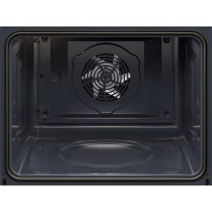 Le four AEG TX7PB631SB est doté d'un intérieur spacieux et d'un ventilateur circulaire sur la paroi arrière pour une distribution uniforme de la chaleur.