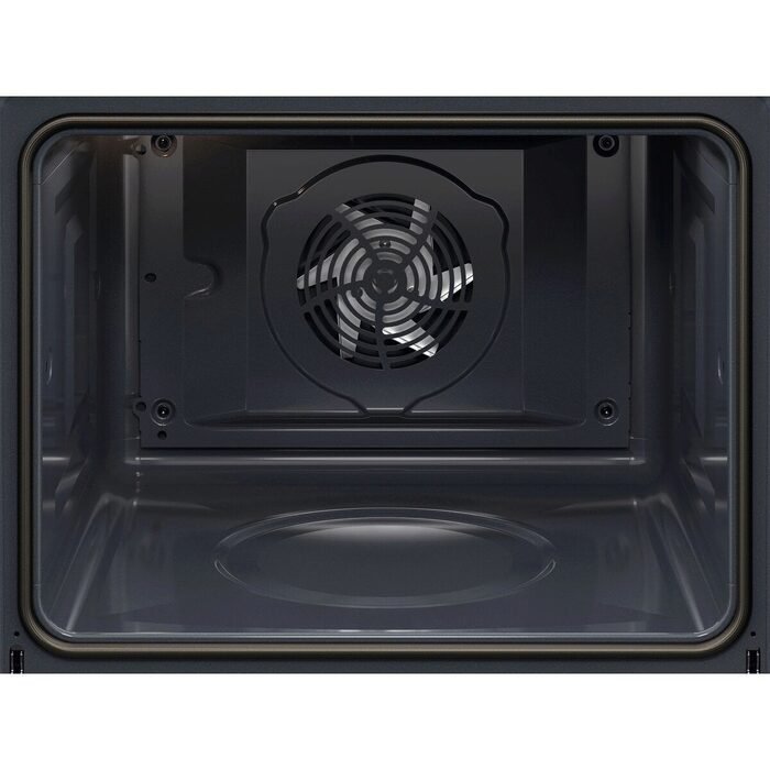 Le four AEG TX7PB631SB est doté d'un intérieur spacieux et d'un ventilateur circulaire sur la paroi arrière pour une distribution uniforme de la chaleur.