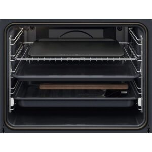Un four ouvert avec trois grilles en métal, chacune équipée d'une plaque ou d'un moule antiadhésif - parfait pour l'utilisation de l'AEG TX7PB631SB dans votre cuisine.