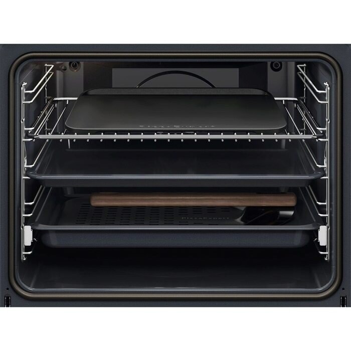 Un four ouvert avec trois grilles en métal, chacune équipée d'une plaque ou d'un moule antiadhésif - parfait pour l'utilisation de l'AEG TX7PB631SB dans votre cuisine.