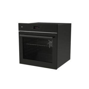 Four électrique noir avec porte vitrée, affichage numérique et grille métallique, conçu pour s'harmoniser avec des appareils tels que le AEG TX7PB631SB, sur fond blanc.