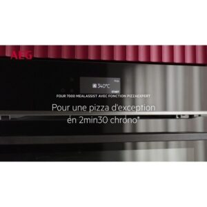 Gros plan sur l'écran d'un four à 340°C avec un texte en français sur la cuisson d'une pizza en 2m30s. A côté, le sèche-linge AEG TX7PB631SB apporte un confort moderne à votre cuisine.