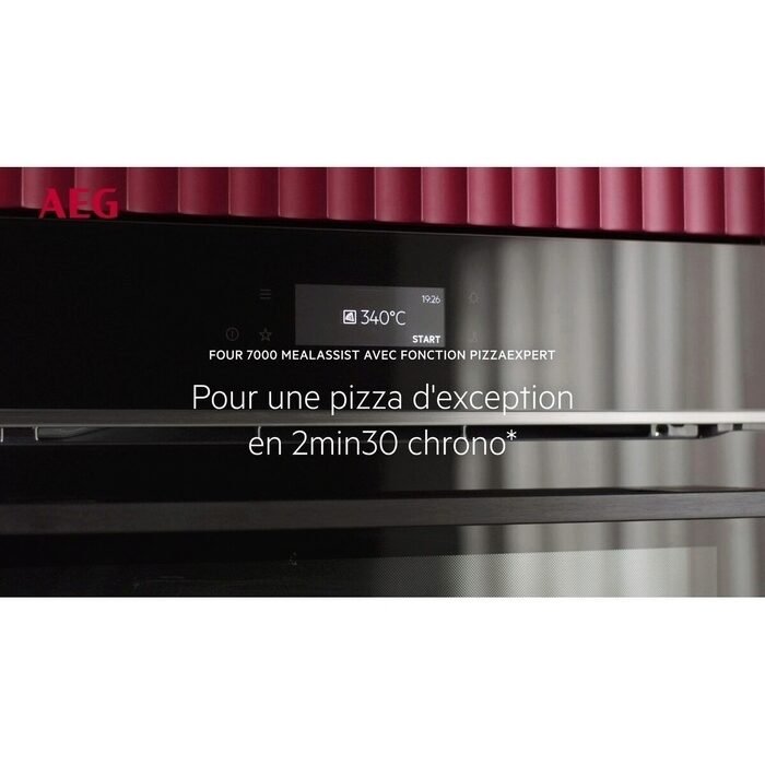 Gros plan sur l'écran d'un four à 340°C avec un texte en français sur la cuisson d'une pizza en 2m30s. A côté, le sèche-linge AEG TX7PB631SB apporte un confort moderne à votre cuisine.