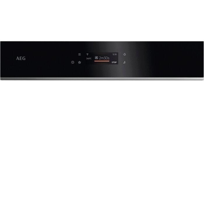 Panneau de commande du four AEG noir avec affichage numérique de la température et de la minuterie, conçu pour compléter l'aspect moderne du four AEG TX7PB631SB.