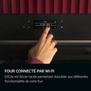Une main utilise l'écran tactile d'un four moderne, doté d'une connexion Wi-Fi et de panneaux rouges, placé à côté du sèche-linge à pompe à chaleur AEG TX7PB631SB.