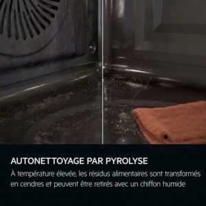 Le four AEG TX7PB631SB présente un intérieur à moitié propre avec un chiffon brun pour démontrer les effets avant et après de sa fonction d'autonettoyage pyrolytique.