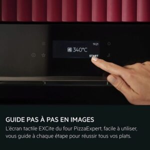 Une main appuie sur "START" sur l'écran tactile du four AEG TX7PB631SB, réglé sur 340°C, sur un fond marron.