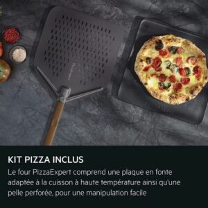 Une pizza fraîchement cuite repose sur une pierre à côté d'une plaque perforée sur un comptoir sombre, faisant écho à l'atmosphère réconfortante dont on jouit avec un AEG TX7PB631SB, où l'on savoure des moments chauds et délicieux.