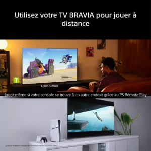 Une personne joue à un jeu vidéo sur un téléviseur à l'aide d'une manette, avec une console SONY PlayStation 5 à proximité et l'écran SONY K-65XR7M2 TRUE qui améliore l'expérience.