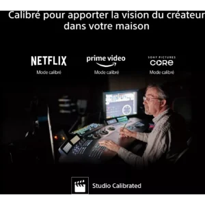 Un homme utilise un équipement de montage vidéo sous les logos de Netflix, Prime Video, TRUE et SONY Pictures Core, avec l'écran SONY K-65XR7M2 TRUE.
