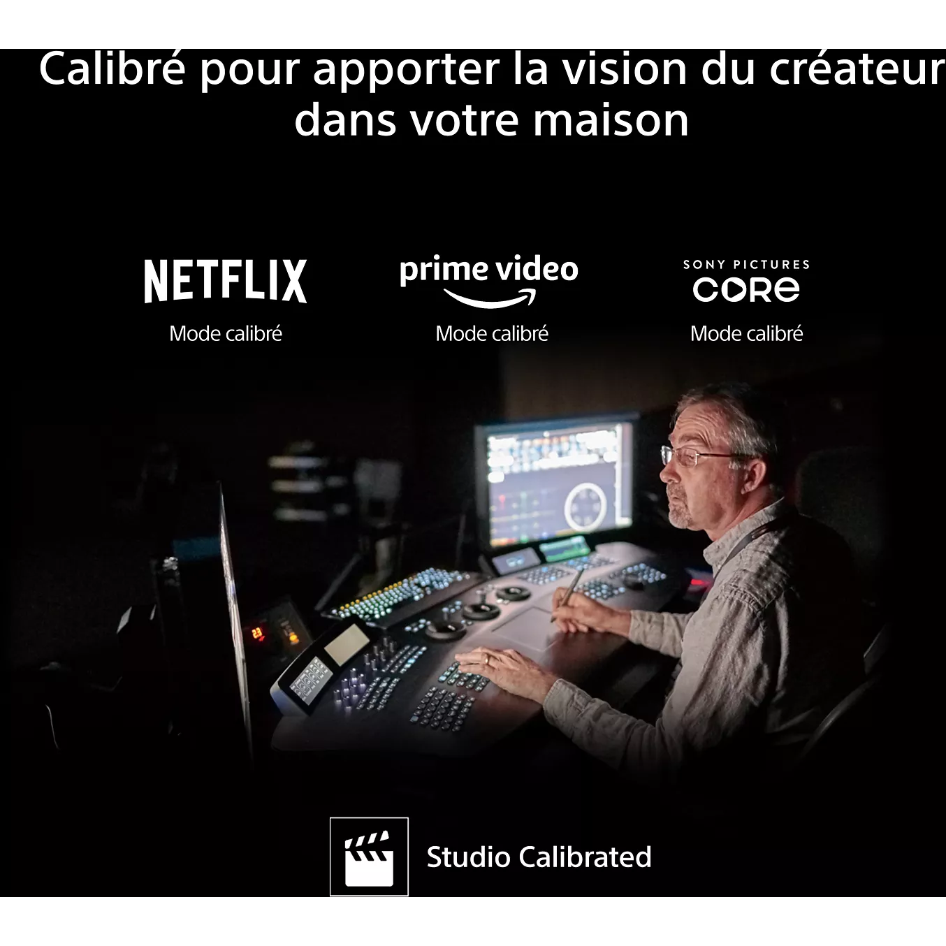 Un homme utilise un équipement de montage vidéo sous les logos de Netflix, Prime Video, TRUE et SONY Pictures Core, avec l'écran SONY K-65XR7M2 TRUE.