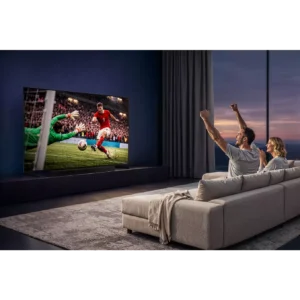 Un couple regarde un match de football sur un grand téléviseur SAMSUNG TMR55R85H dans son salon moderne.