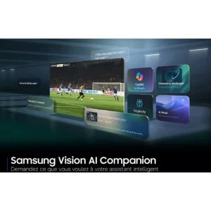 Le téléviseur intelligent SAMSUNG TMR55R85H présente des mises à jour sur le football et des fonctions d'intelligence artificielle telles que Copilot, Perplexity et AI Mode sur son écran, avec un stade en toile de fond.