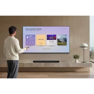 Un utilisateur regarde le tableau de bord d'une matinée calme sur le téléviseur intelligent SAMSUNG TMR65R85H dans un salon moderne.