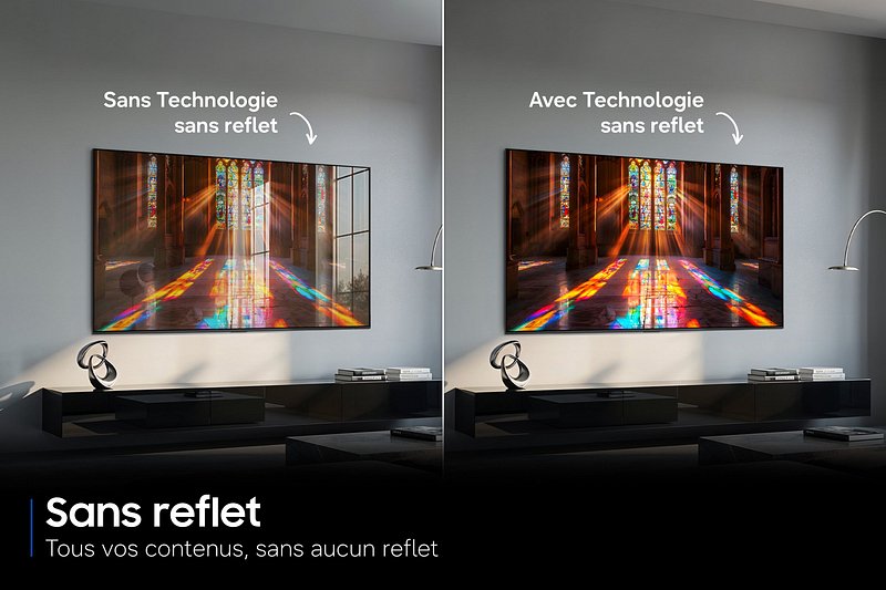 Téléviseurs côte à côte : à gauche les reflets, à droite la clarté, mettant en valeur la technologie d'affichage sans reflet du SAMSUNG TQ55S92H dans une pièce moderne.