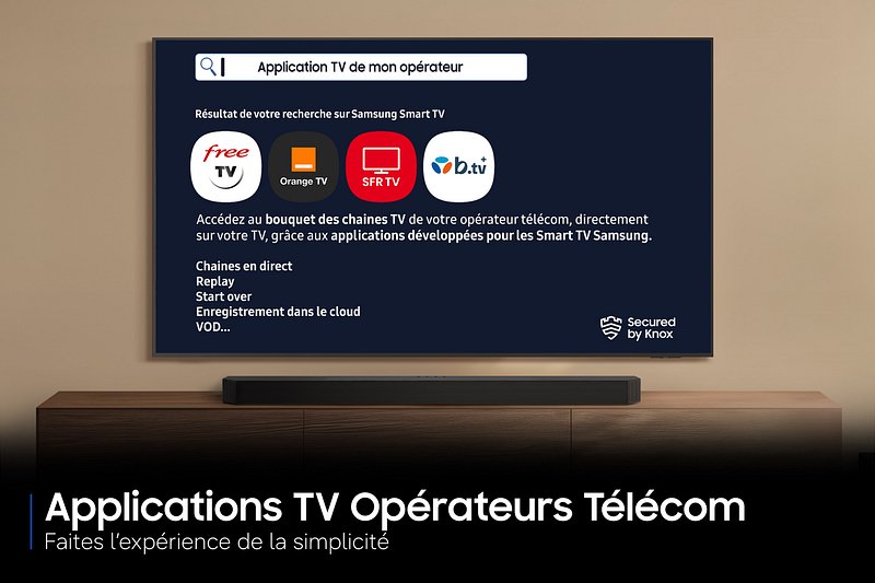 Dans un salon moderne, le téléviseur SAMSUNG TQ77S95H présente des applications TV d'opérateurs de télécommunications tels que Free, Orange, SFR et Bouygues.