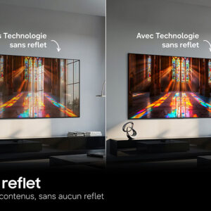 Téléviseurs juxtaposés : l'écran de gauche présente des reflets, tandis que l'écran de droite - SAMSUNG TQ77S95H - reste clair, mettant en évidence sa technologie antireflet avancée.