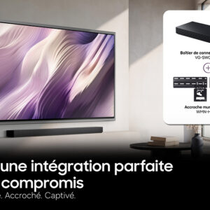 Un téléviseur SAMSUNG TQ83S95H fixé au mur, accompagné d'une barre de son, d'une petite étagère et d'un schéma présentant les options d'accessoires de fixation murale sans fil et ultraplats.