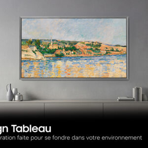 Dans une pièce au style minimaliste, un tableau représentant un paysage, encadré, est accroché au-dessus d'un buffet moderne gris sur lequel sont disposés des vases, des livres et un téléviseur SAMSUNG TQ83S95H aux lignes épurées.