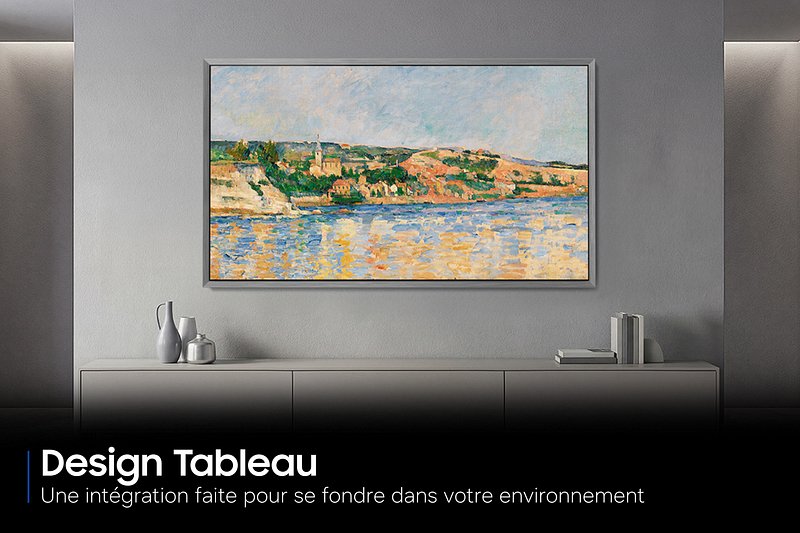 Dans une pièce au style minimaliste, un tableau représentant un paysage, encadré, est accroché au-dessus d'un buffet moderne gris sur lequel sont disposés des vases, des livres et un téléviseur SAMSUNG TQ83S95H aux lignes épurées.