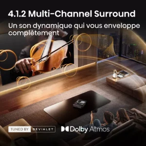 Un couple apprécie un violoniste sur son HISENSE 65UR9S RGB, se détendant dans un salon moderne avec son surround tandis que les détails RGB vibrants prennent vie à l'écran.
