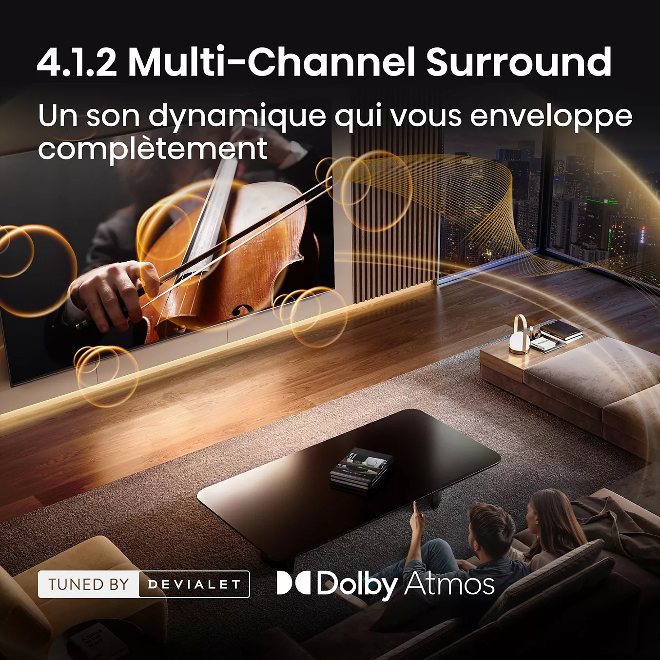 Un couple apprécie un violoniste sur son HISENSE 65UR9S RGB, se détendant dans un salon moderne avec son surround tandis que les détails RGB vibrants prennent vie à l'écran.
